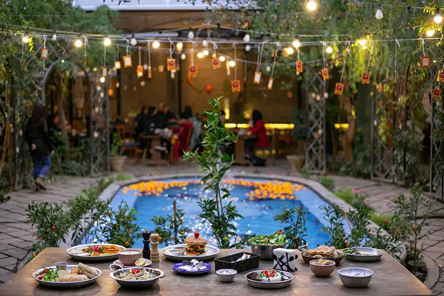 متفاوت‌ترین کافه ‌های روباز تهران را بشناسید